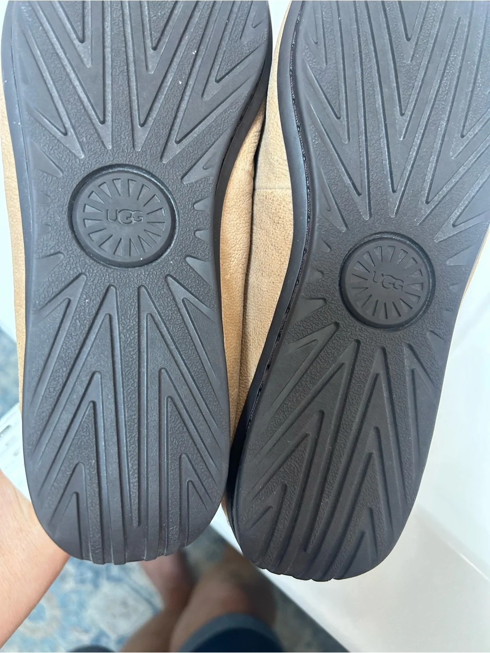 UGG KARSON TS TAN LEATHER DRIVING MOCS. NWOB MENS SiZE 7